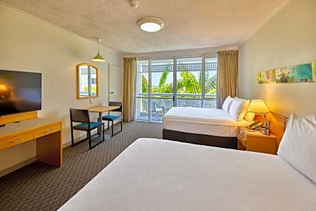 Standard Double Room with Two Double Beds and Sea View