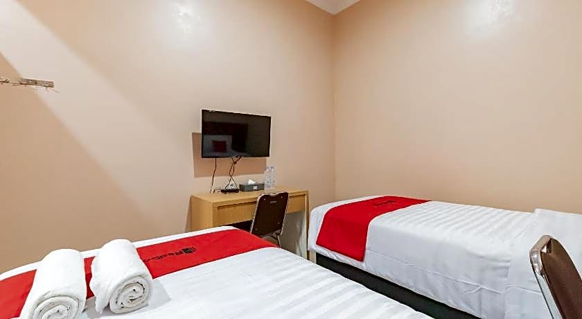 RedDoorz Syariah near Alun Alun Palimanan