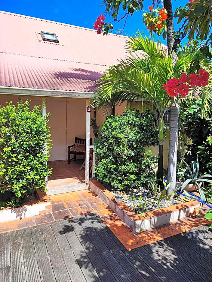 Appartement entier: chambre, cuisine + terrasse au calme sur jardin.