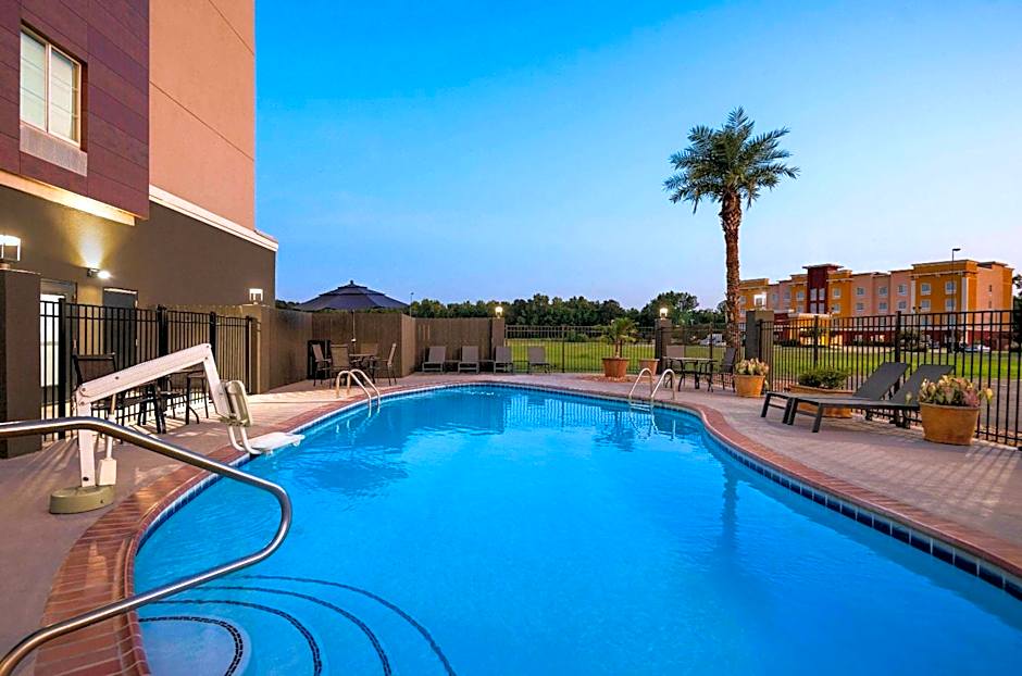 La Quinta Inn & Suites by Wyndham Gonzales