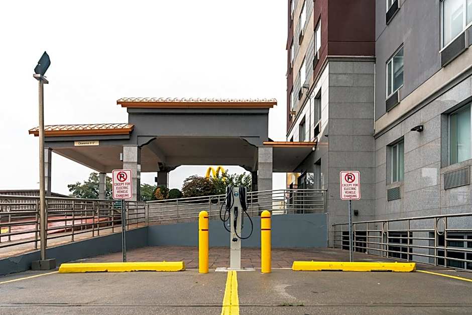 Holiday Inn Express Maspeth Hotel By IHG