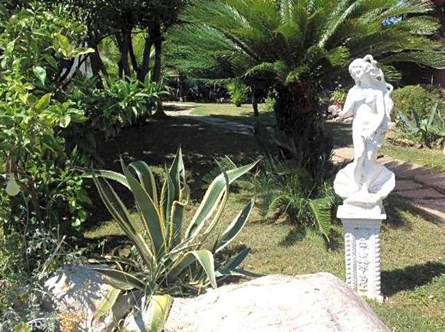 Loano Apartment Pool & Garden