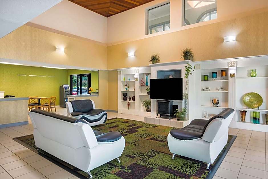 Rodeway Inn At Fort Lee