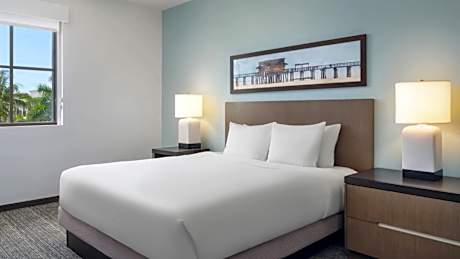 One-Bedroom King Suite with Bath Tub