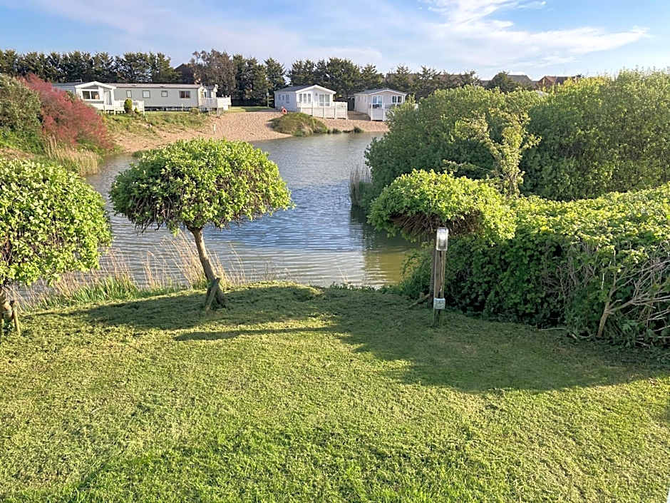 2 bed chalet Greatstone, New Romney sands holiday village 2mins from beach