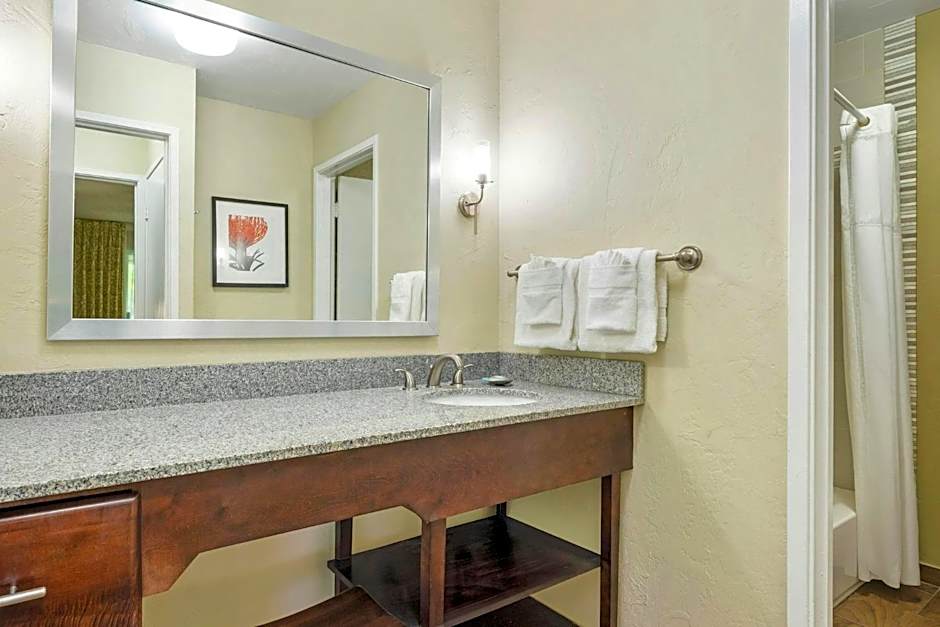 Plantation Hale Suites