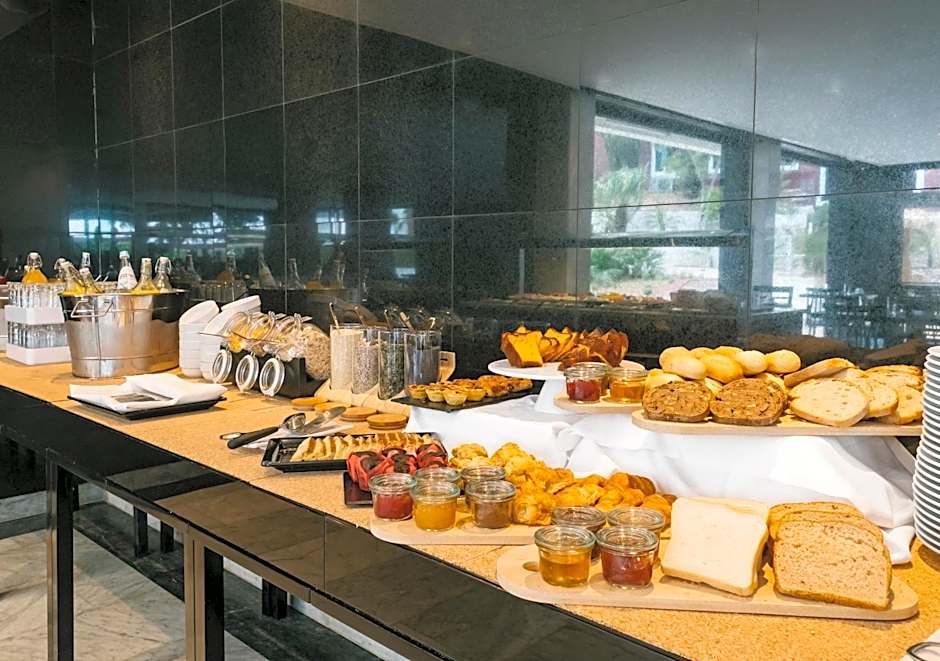 Topazio Vibe Beach Hotel & Apartments