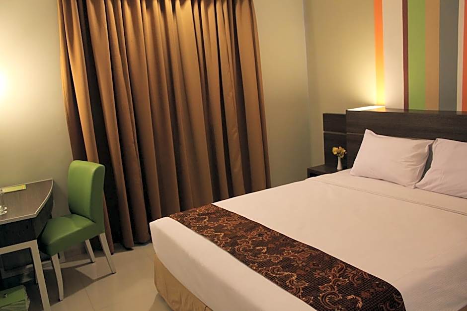 Pose In Hotel Solo