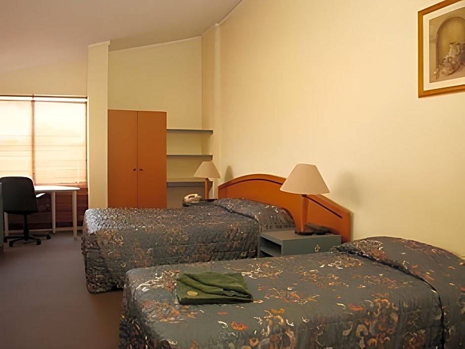 Seasons Hotel Newman