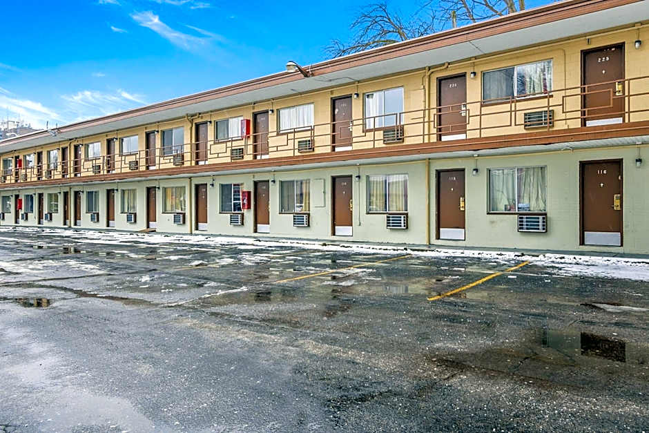 OYO Hotel Downtown Peoria IL I-74