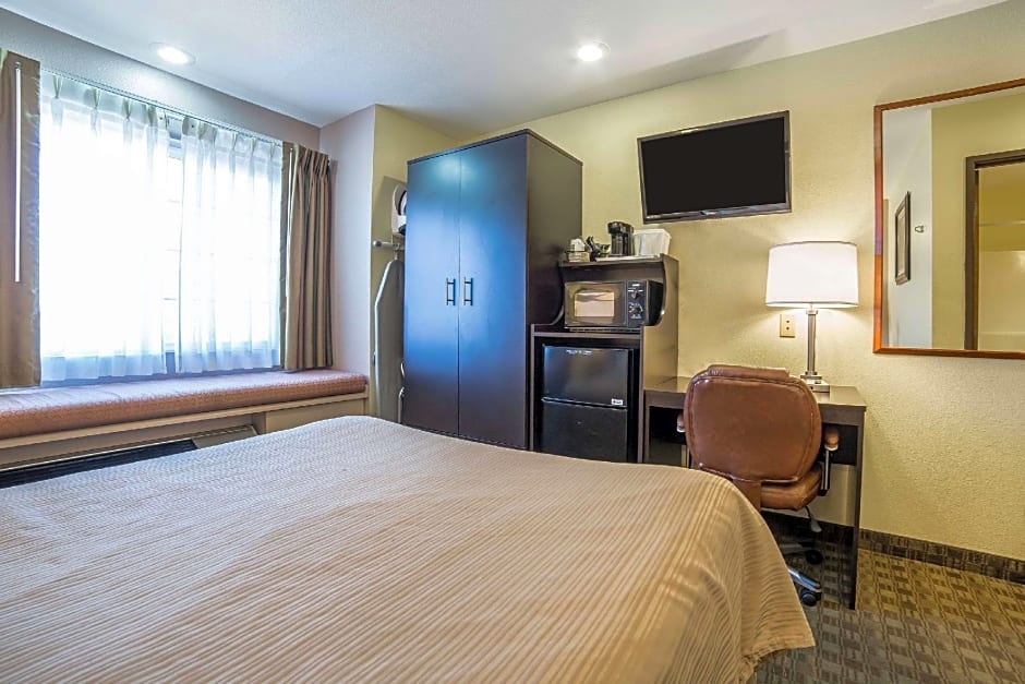 Photo 1 of 10 of 1 Queen Bed, Nonsmoking