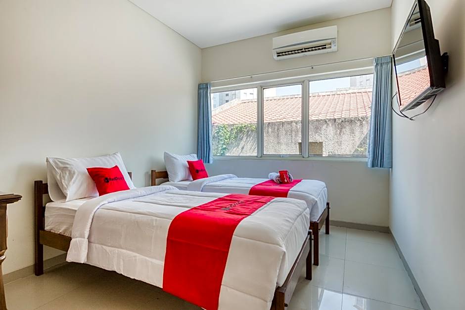 RedDoorz near Ciputra World 3