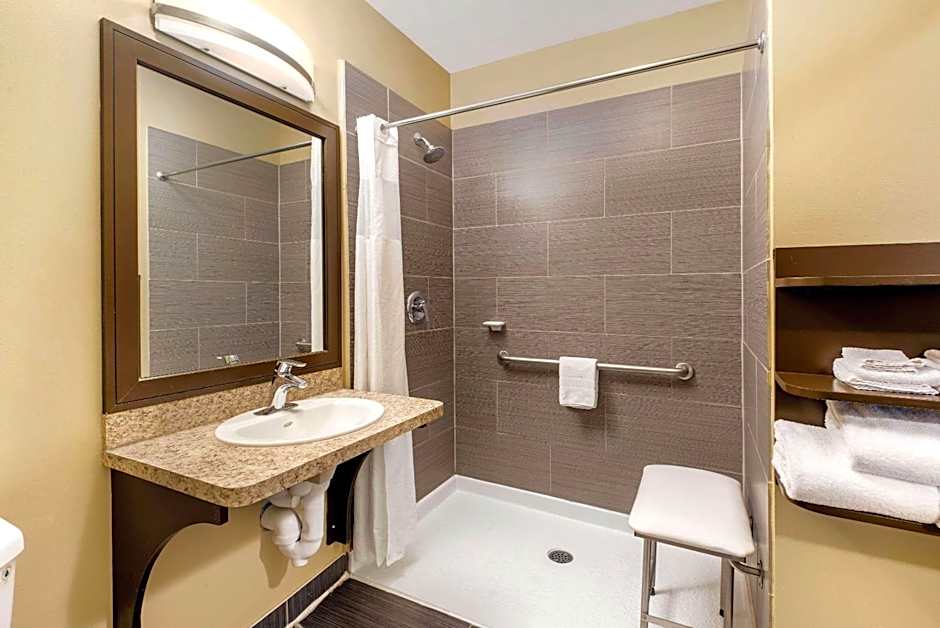 La Quinta Inn & Suites by Wyndham Oshawa