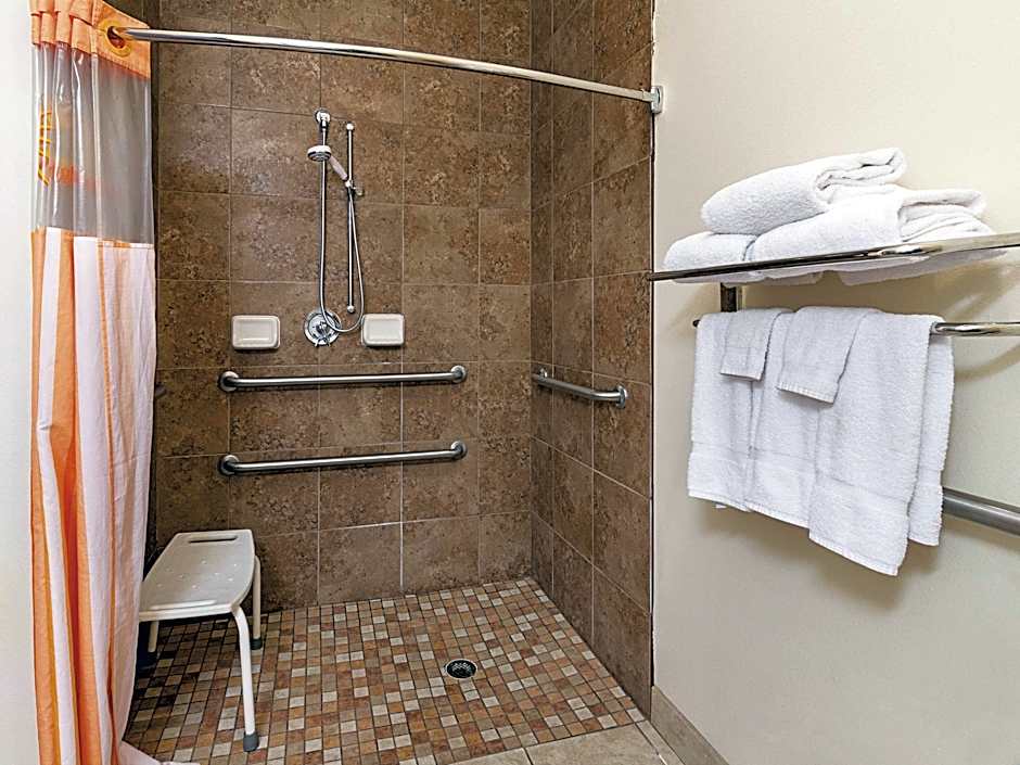 Photo 1 of 3 of Deluxe 1 King Bed, Hearing/Mobility Accessible, Grab Bars, Bathtub