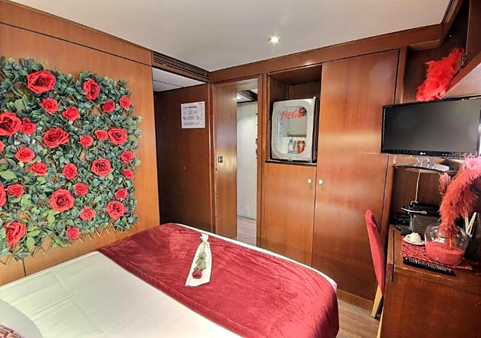 Le VIP Paris - Yacht Hotel