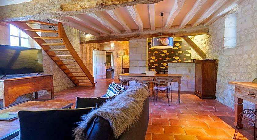 Le Chateau de Candes, sa Tour et ses Suites.