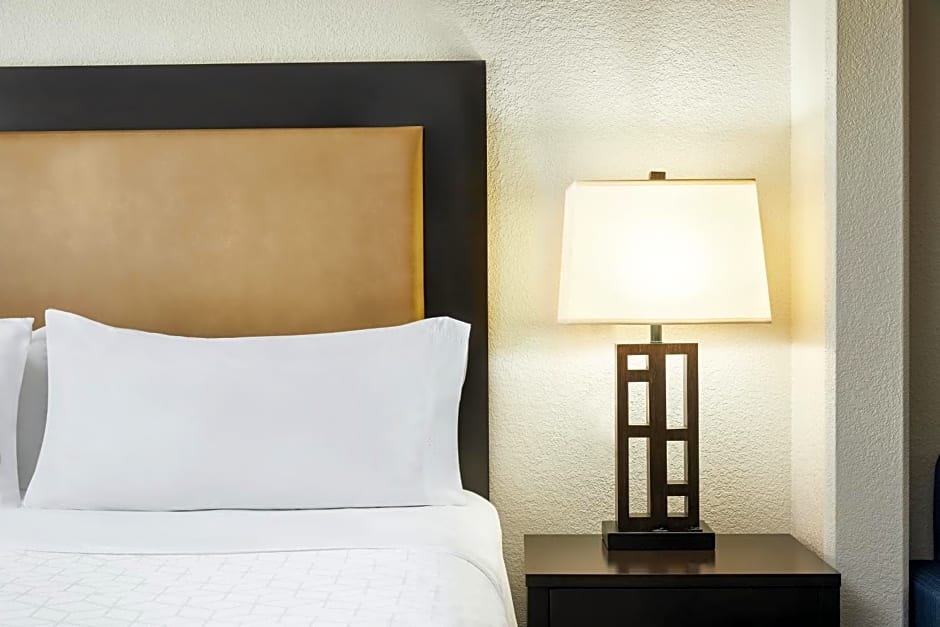 Holiday Inn Express & Suites Jacksonville South East - Medical Center Area