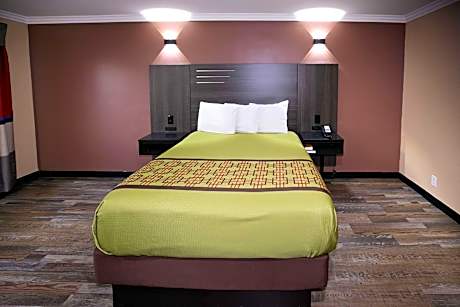 1 Queen Bed, Smoking