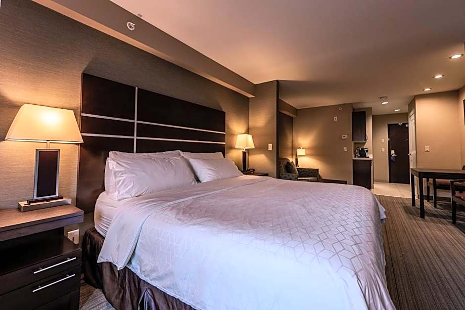 Holiday Inn Express Golden-Kicking Horse By IHG