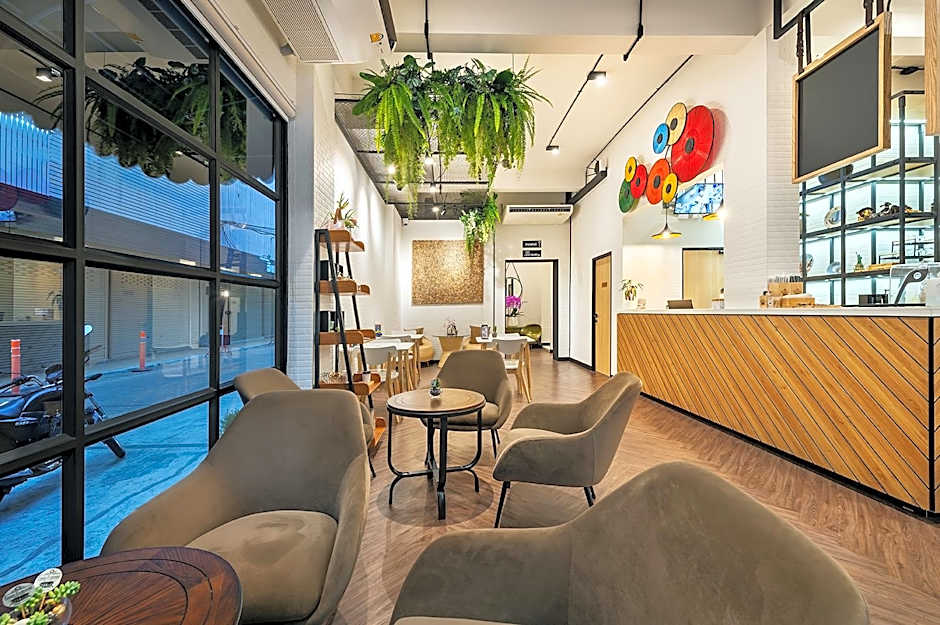 Siam Subway Hostel and Cafe