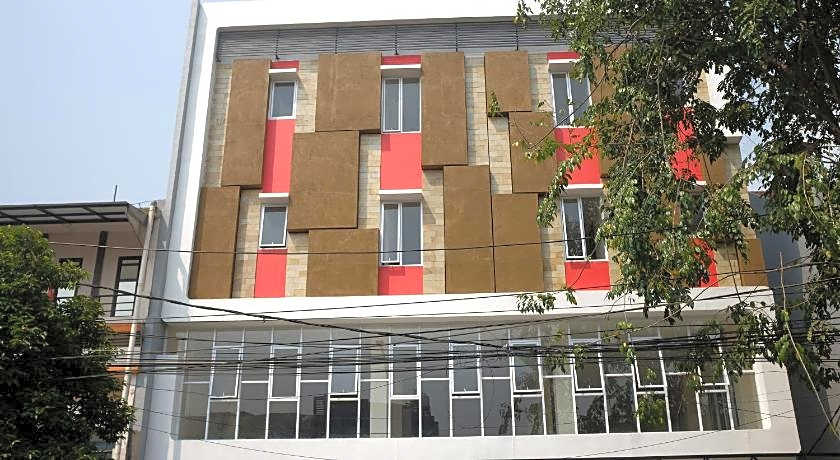 RedDoorz Plus near Mall Ciputra Jakarta