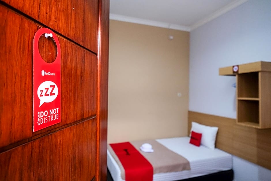 RedDoorz Syariah near Perempatan Kartasura