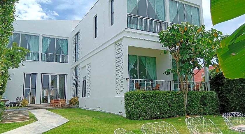 White Wall Riverfront Hotel