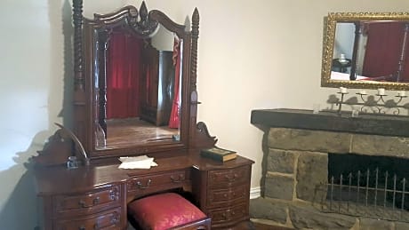 Superior Queen Room with Shared Bathroom