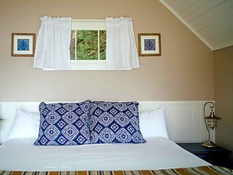 Studio Cottage with Lake View