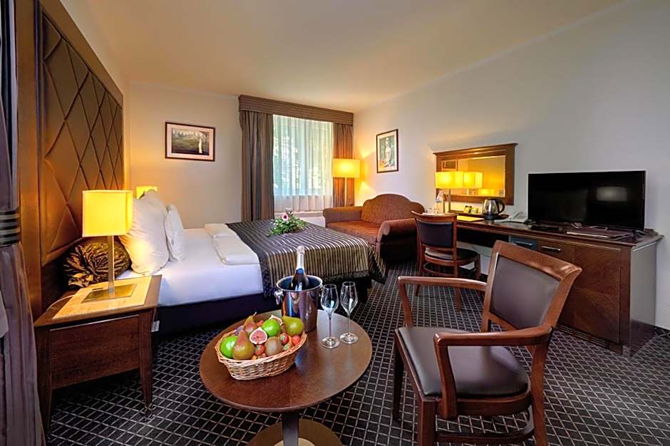 Hotel Selsky Dvur - Bohemian Village Courtyard
