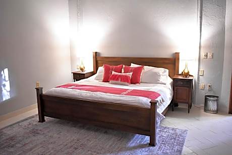 Deluxe King Suite