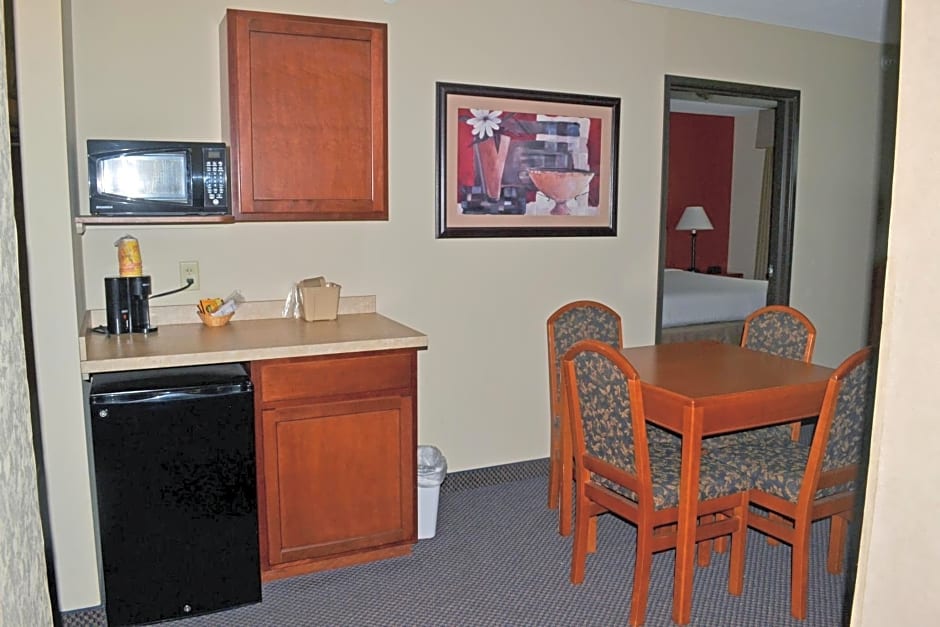 Paola Inn And Suites