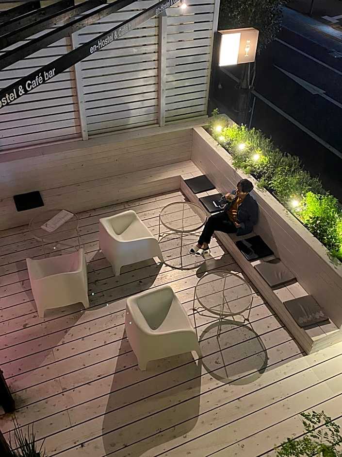 En- Hostel & Café bar