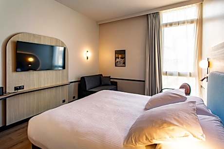 Double Room with One Double Bed and One Single Bed