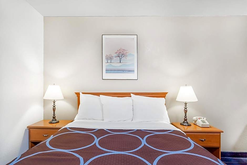 Super 8 by Wyndham Montgomery Maybrook