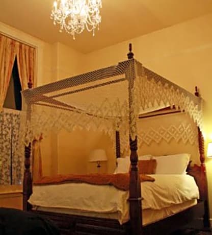 FOUR POSTER SUITE ONE QUEEN BED