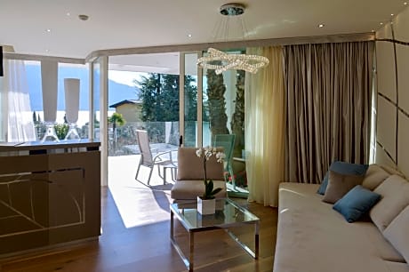 Deluxe Suite with Lake View Terrace and Spa Bath