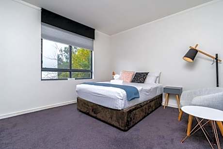 Gateway Apt in Kingston Central - Hosted by Canstay