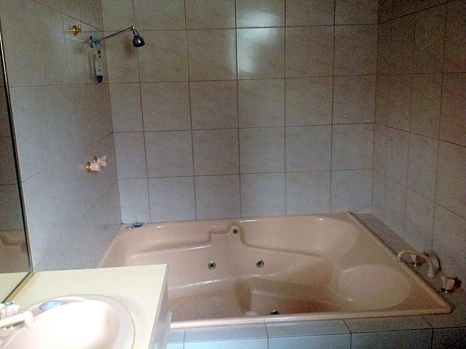 Quality Inn Colonial