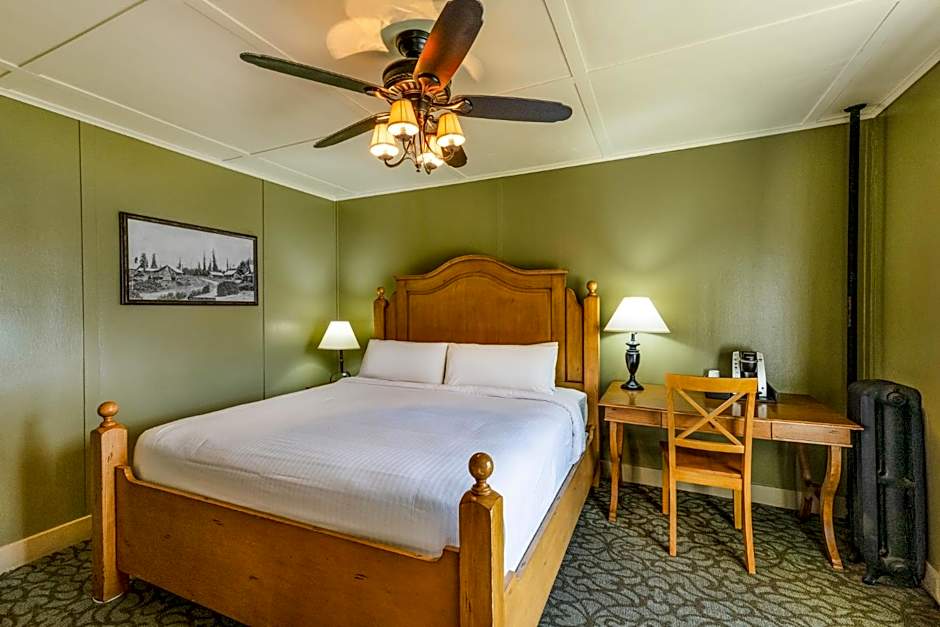 Photo 1 of 4 of 1 Queen Bed, Lake View