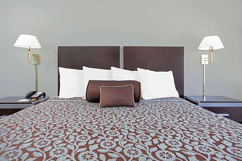 Days Inn by Wyndham Market Center Dallas