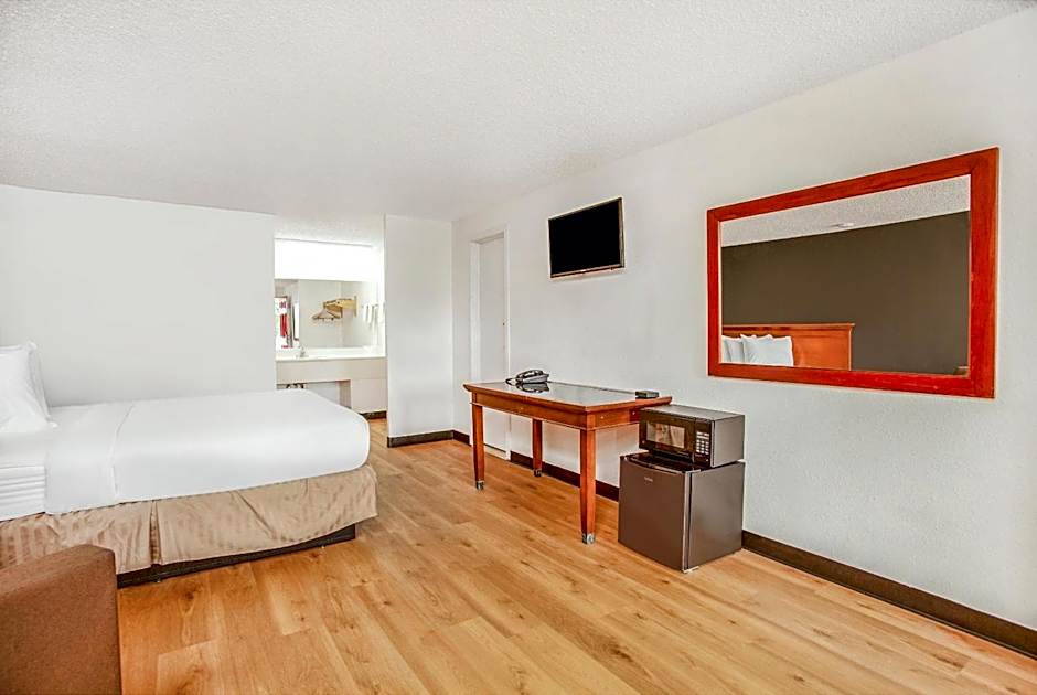 OYO Hotel Centralia - 2 mi from Providence Centralia Hospital