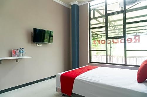 RedDoorz Syariah near Alun Alun Blitar