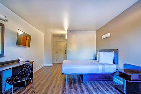 Queen Room - Disability Access - Non-Smoking