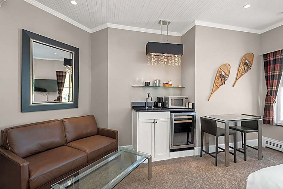 Independence Square 302, Top Floor Stylish Hotel Room with Wet Bar, A/C, in Downtown Aspen