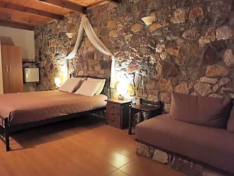 Triple Room with Swimming Pool Access