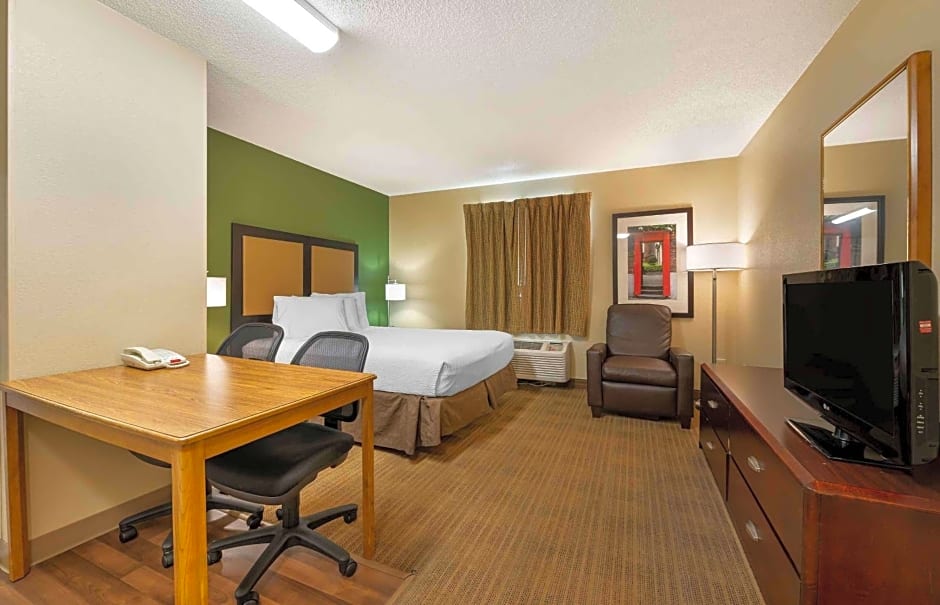 Suburban Studios Indianapolis Northwest - College Parks