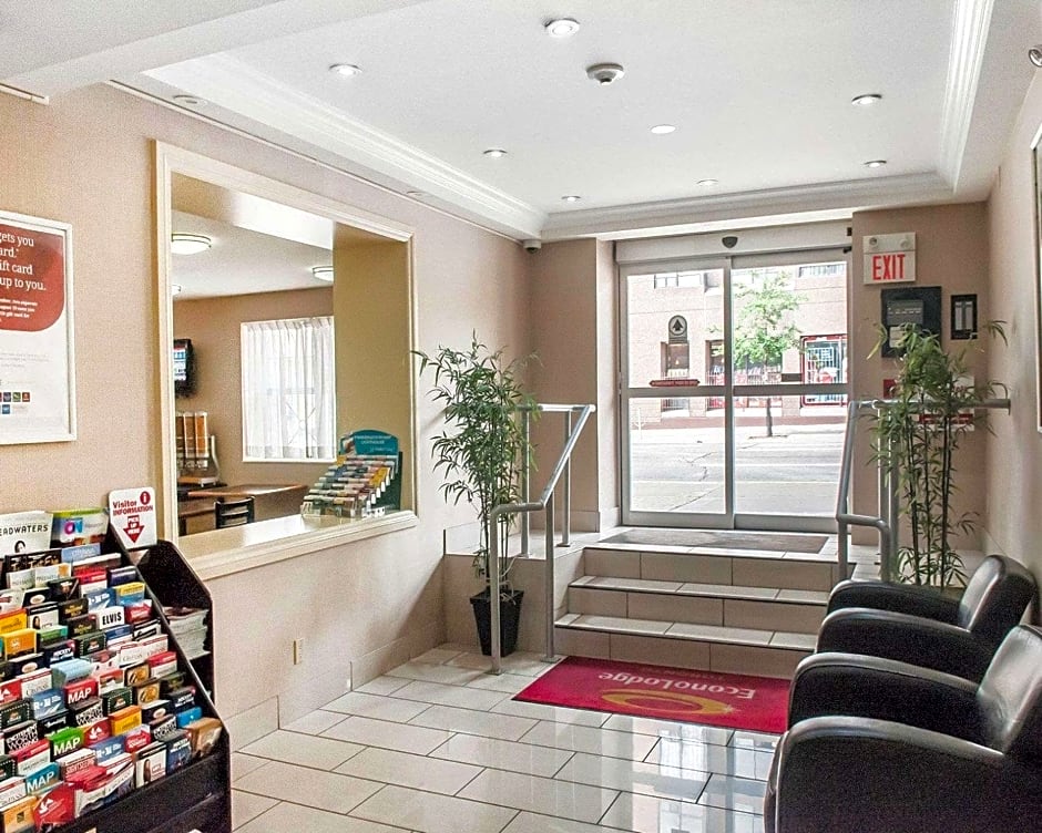 Econo Lodge Inn & Suites Downtown