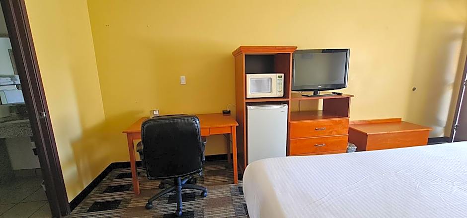 Oakridge Inn & Suites