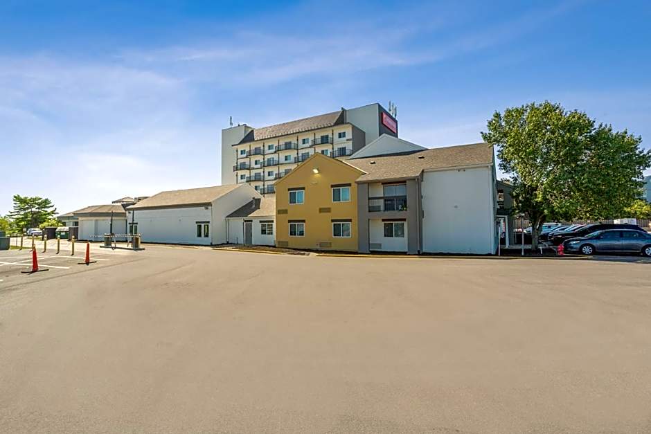 Orangewood Inn & Suites Kansas City Airport